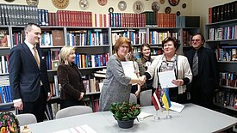 Latvijas Universitātes Akadēmiskā bibliotēka un Rīgas Ukraiņu vidusskola paraksta sadarbības memorandu